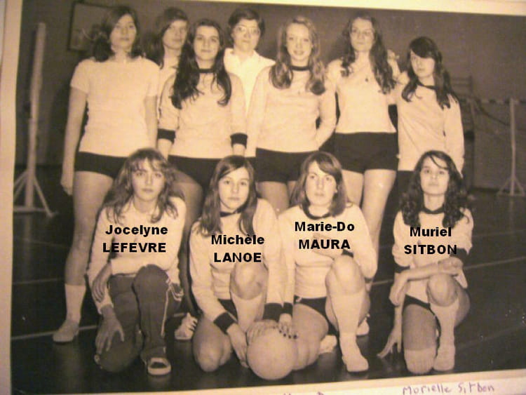 Photo de classe équipe de volley féminine de 1973, EPPG Copains d'avant