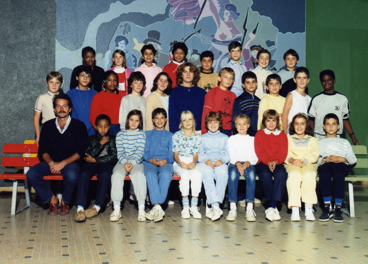 Photo de classe 6e de 1986, Collège Eugène Delacroix Copains d'avant