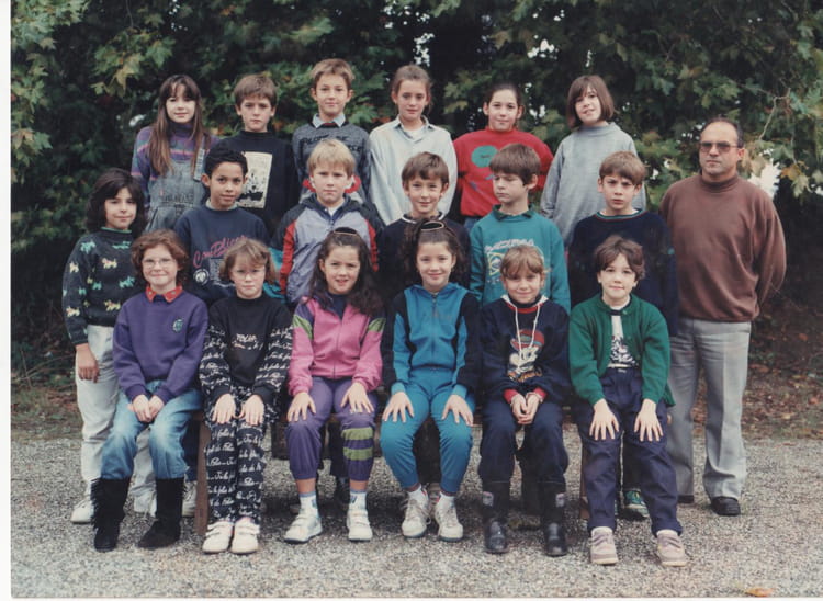 Photo de classe CM2 de 1992, Ecole (Saint Sixte) Copains d'avant