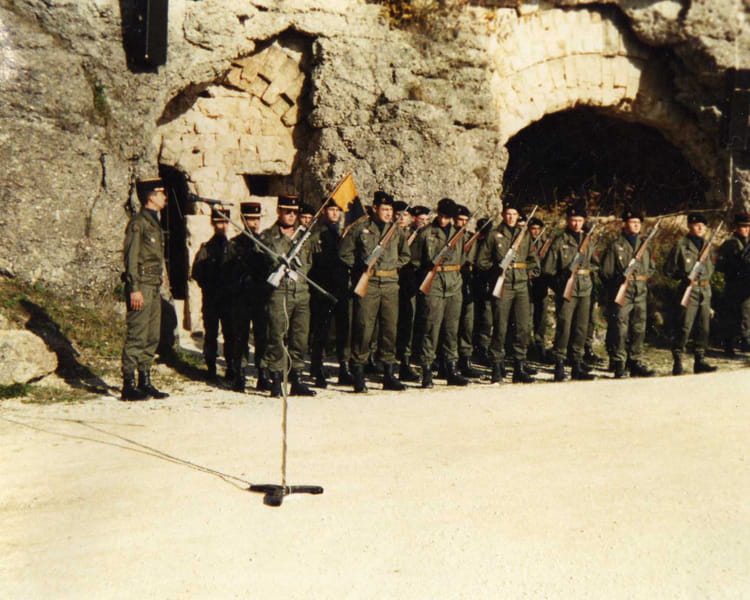 Photo de classe Fort de Douaumont remise de la fourragère de 1989, 3eme ...