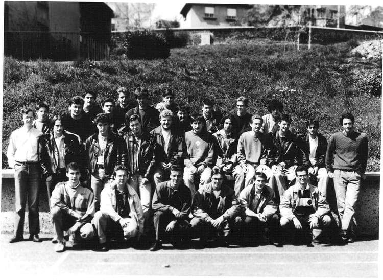 Photo de classe Terminale F3 de 1993, Lycée Saintebarbe Copains d'avant