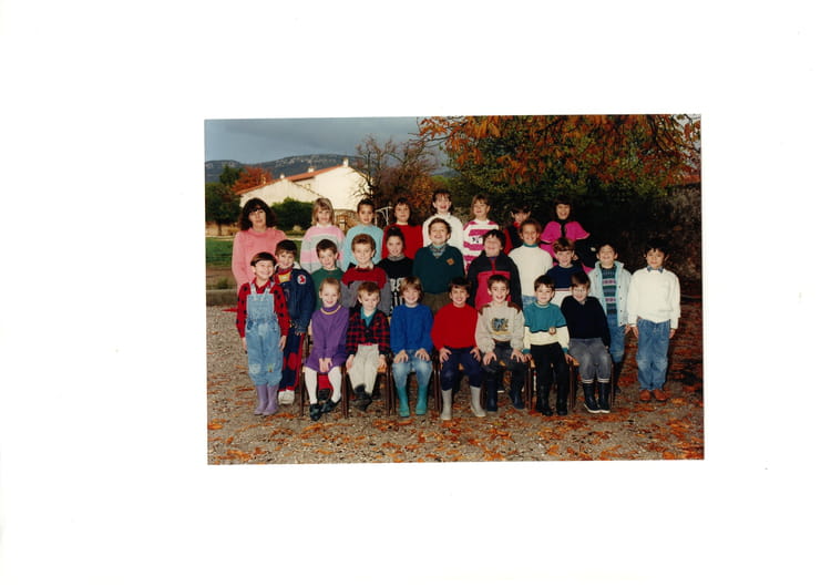 Photo de classe CE 2 de 1990, Ecole Sainte Marthe (Cuers) Copains d'avant