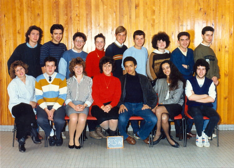 Photo de classe Bts action commerciale de 1987, Lycée Jean Renoir ...
