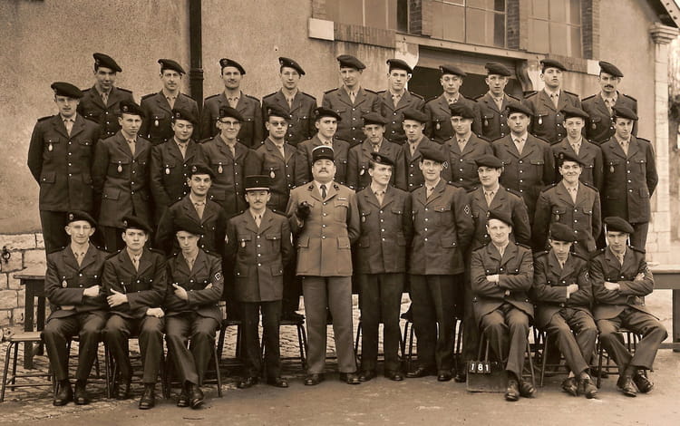 Photo de classe En mars 1963 le 1er peleton de 1963, 6° Regiment De
