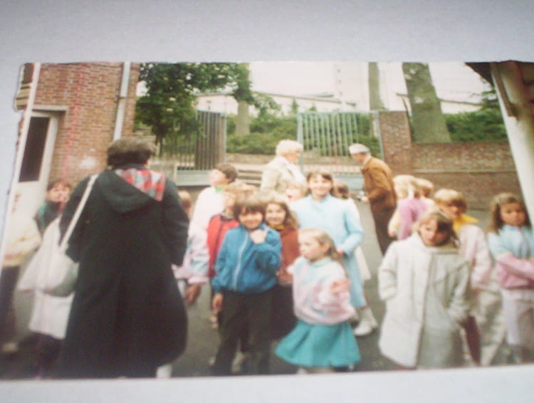 Photo de classe DANS LA COUR DE L ECOLE de 1985, ECOLE SAINTE CLOTILDE