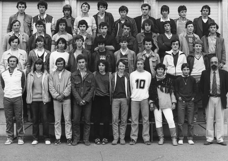 Photo de classe Term F2 de 1982, Lycée La Croix Rouge Copains d'avant Photo de classe Term F2 de 1982, Lycée La Croix Rouge Copains d'avant