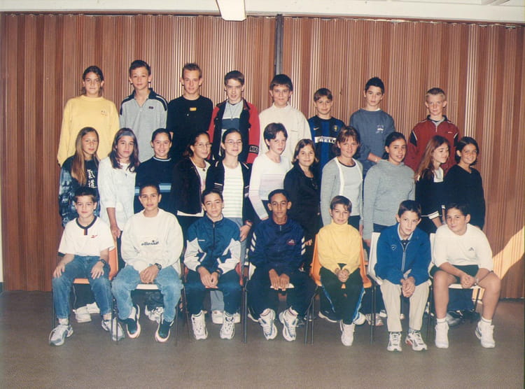 Photo de classe 5°4 de 2002, Collège Jacques Maure - Copains d'avant
