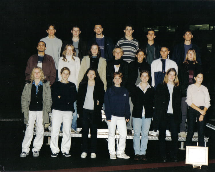Photo de classe Terminale ES de 2001, Lycée Jean Macé - Copains d'avant