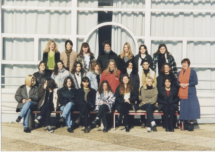 Photo de classe 1ère SERVICES de 1998, Lycée Professionnel Antoine