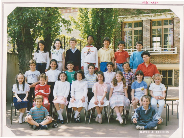 Photo de classe Ce2 de 1987, ECOLE SAINTE MARIE DES VALLEES - Copains d ...