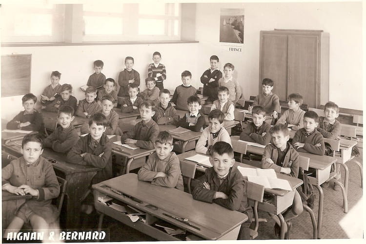 Photo de classe CM1 de 1965, ECOLE ANTOINE DE SAINT EXUPERY Copains d'avant Photo de classe CM1 de 1965, ECOLE ANTOINE DE SAINT EXUPERY Copains d'avant