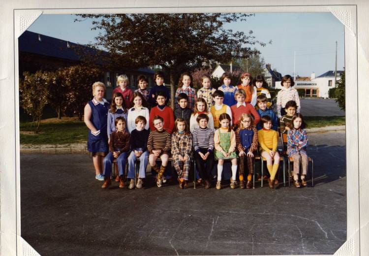 Photo de classe CE 2 MME DUHAMEL de 1975, Groupe Scolaire José Maria De