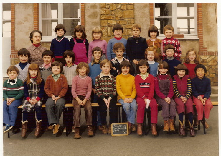 Photo de classe Sainte famille Classe CE1 Année 1981 avec Soeur