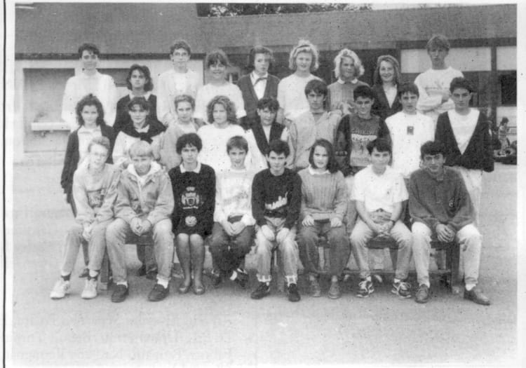 Photo de classe 3ème A de 1988, Collège Sainteursule Copains d'avant