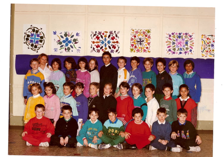 Photo de classe Photo de la classe de CM2 b à l'école Jouffroy en 1988 ...