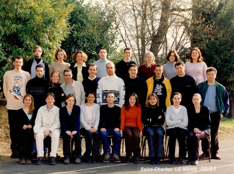 Photo de classe BTS ACTION CO 2EME ANNEE de 2001, Lycée Saint-charles ...