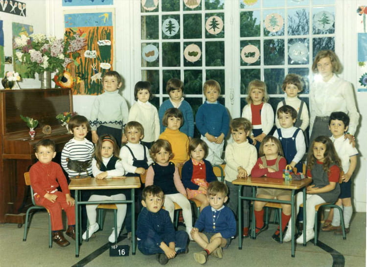 Photo de classe Cours Suger Vaucresson 1970 de 1970, ECOLE SUGER