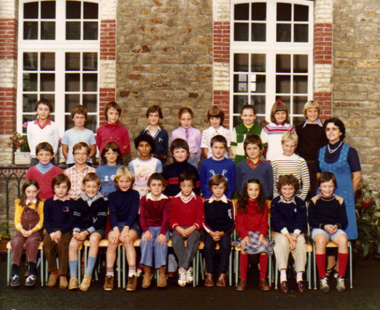 Photo de classe CM2 (je pense) de 1980, ECOLE SAINTE MARIE - Copains d ...