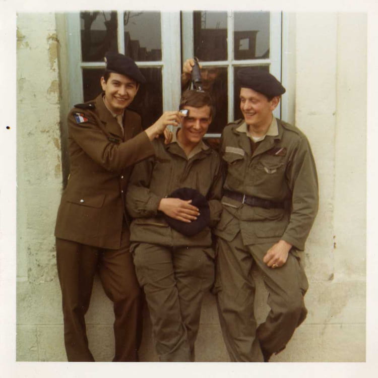 Guerre, Militaire - Militaire en Pied/Avec sabre /Carte postale