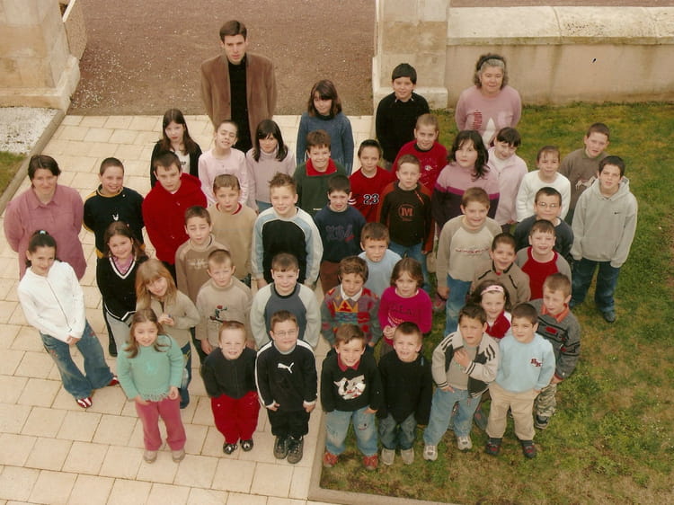 Cp Ce1 Ce2 Cm1 Cm2 Signification Photo de classe CP,CE1,CE2,CM1,CM2 de 2004, Ecole De La Republique