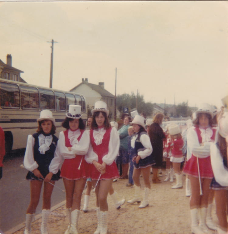 Photo de classe ; de 1970, MAJORETTES - Copains d'avant