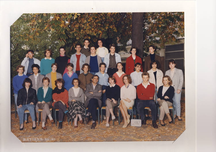 Photo de classe Terminale A2 de 1986, Lycée La Bruyère Copains d'avant Photo de classe Terminale A2 de 1986, Lycée La Bruyère Copains d'avant
