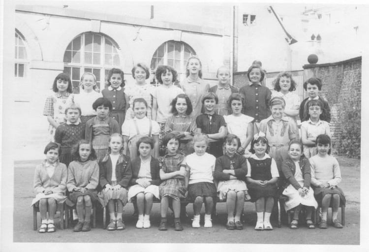 Photo de classe Fin d'études de 1963, ECOLE SAINTE MADELEINE Copains