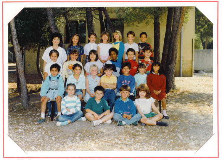 Photo de classe CE1 de 1988, ECOLE DES PINS Copains d'avant Photo de classe CE1 de 1988, ECOLE DES PINS Copains d'avant