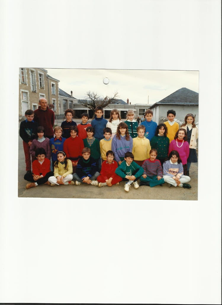 Photo de classe Cm2 de 1986, Ecole Des Pins (Clere Les Pins) Copains