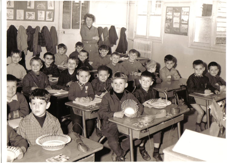 Photo de classe CE1/CE2 de 1965, ECOLE SAINTE GENEVIEVE Copains d'avant