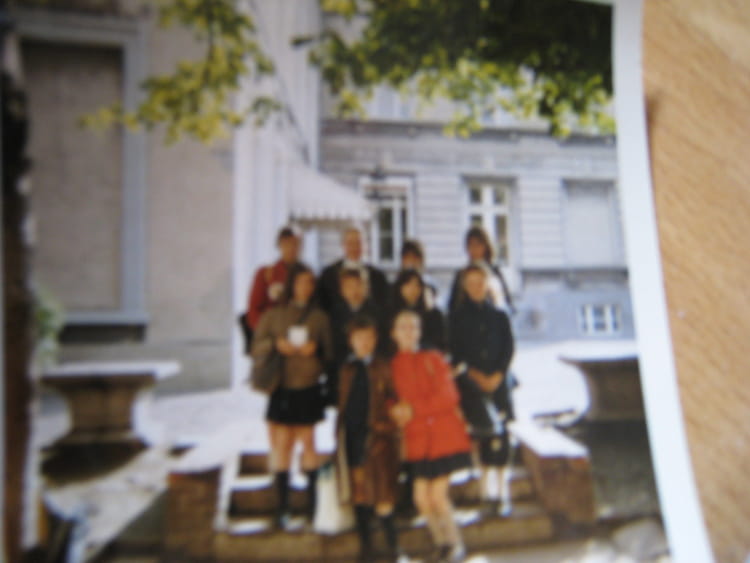 Photo de classe Goupe de copine dans la cour de récréation de 1972