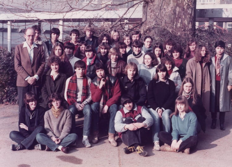 Photo de classe T 8 D de 1982, Lycée Michel De Montaigne - Copains d'avant