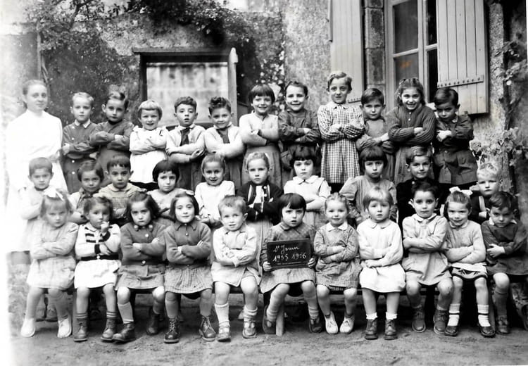 Photo de classe Maternelle St Jouin Melle Monique de 1955, école