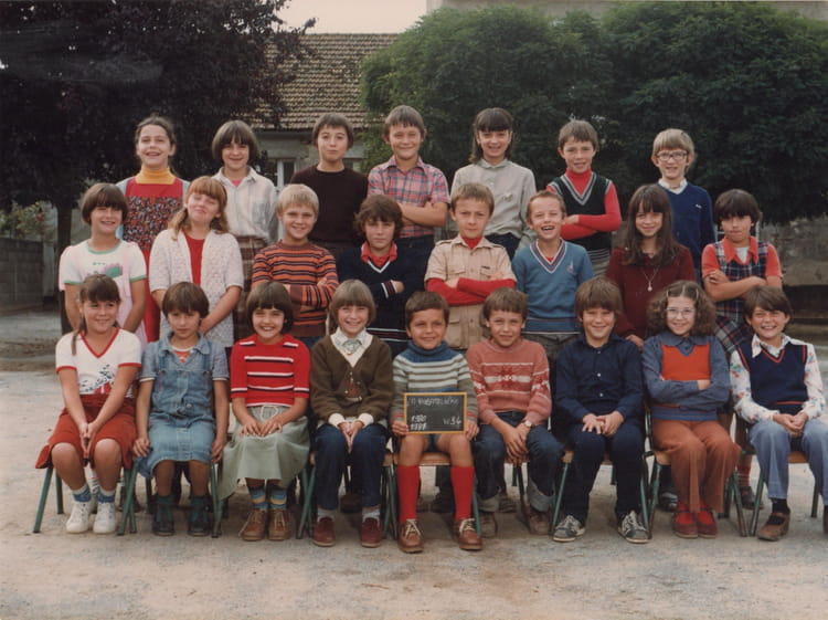 Photo de classe Cm1 cm2 de 1980, Ecole Notre Dame De La Salette (La