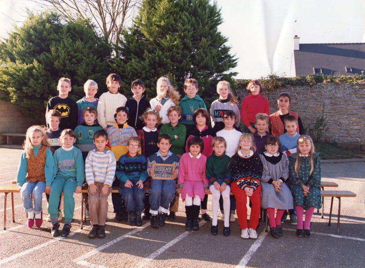 Photo de classe CE2 de 1990, Ecole Sainte Jeanne D'arc (Guisseny
