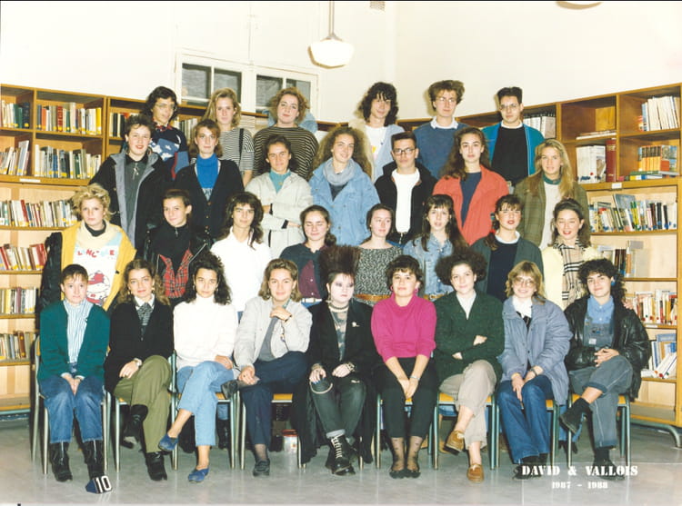 Photo de classe Terminale A2A3 de 1987, Lycée La Bruyère Copains d'avant Photo de classe Terminale A2A3 de 1987, Lycée La Bruyère Copains d'avant