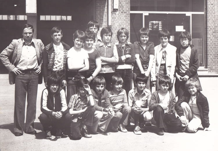 Photo de classe 6éme primaire de 1977, Institut Sainte Famille