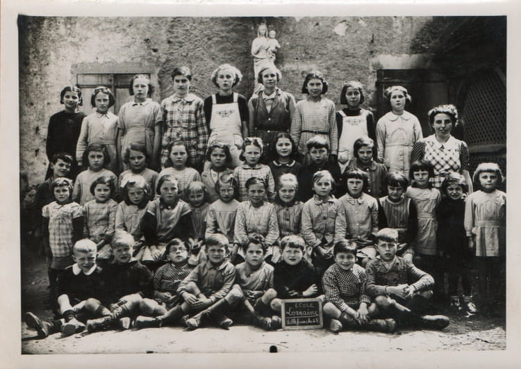 Photo de classe Ecole lorraine (19411942) de 1942, Ecole Sainte Famille (Villefranche De