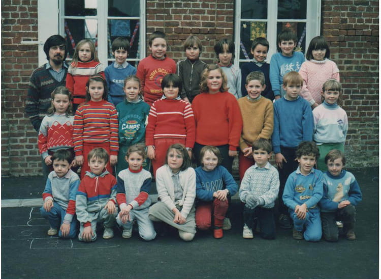 Photo de classe CE2 école HEUGLEVILLE sur scie de 1986, Ecole Primaire