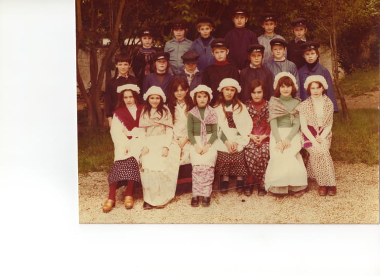 Photo de classe CE1 OU CE2 OU CM1 OU CM2 de 1972, Ecole Sainte Therese