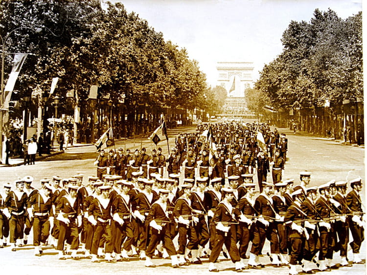 Photo de classe Défilé du 14 juillet de 1971, SNLE LE REDOUTABLE