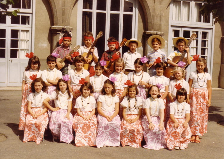 Photo de classe Fete de l ecole 1983 de 1983, ECOLE SAINTE MARIE ...