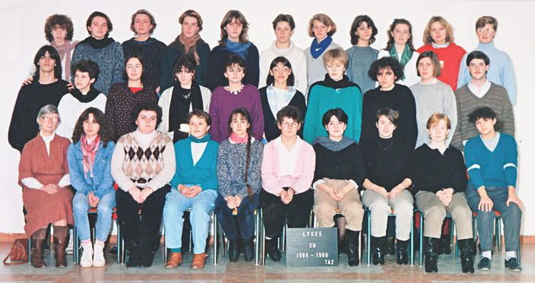 Photo de classe Terminale A2 de 1985, Lycée Michel Anguier - Copains d ...