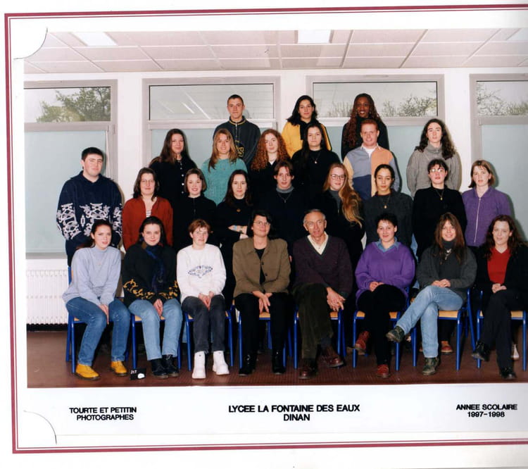 Photo De Classe Terminale Bac Pro De 1997 Lycee Professionnel La Fontaine Des Eaux Copains D Avant
