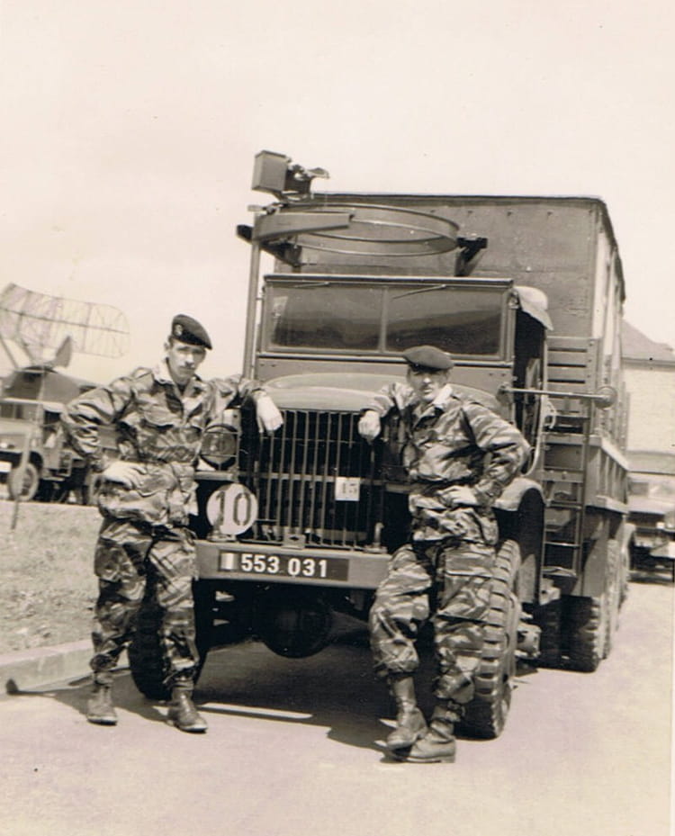 Photo de classe Jacques catteau a gauche , lory jean jacques a droite
