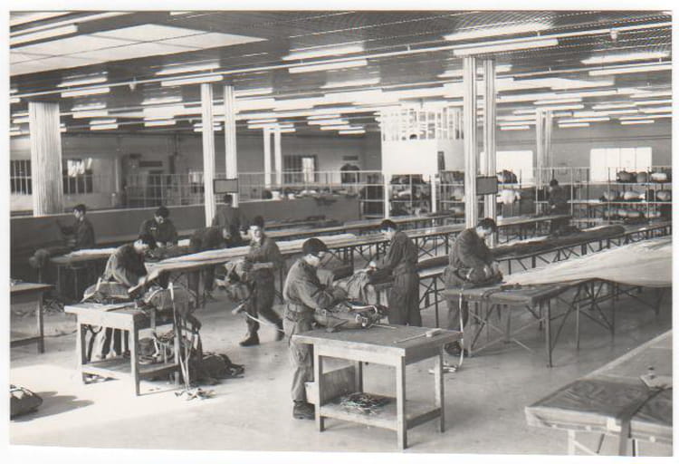 Photo de classe Salle de pliage à Francazal de 1967, 9ème Rcp - Copains  d'avant