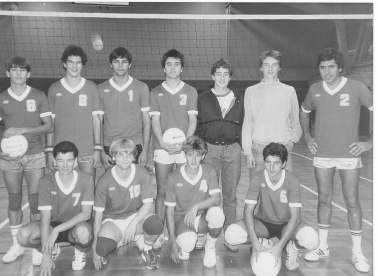 Photo De Classe Equipe De Volley Ball De 1985 USV Copains D avant Photo De Classe Equipe De Volley Ball De 1985 USV Copains D avant