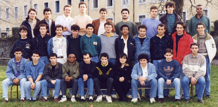 Photo de classe BTS 1 de 1992, Lycée Privé Saint-pierre - Copains d'avant
