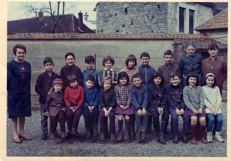 Photo de classe CE1 de 1966, L'école De Chemilly Sur Serein Copains d