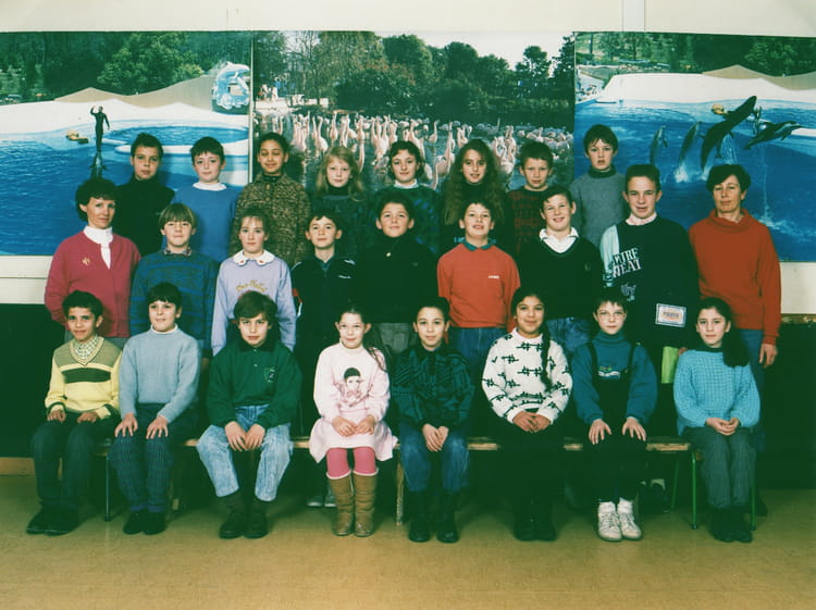 Photo de classe Cours Moyens 2ième année de 1989, Ecole Sainte Famille (Villefranche De Rouergue
